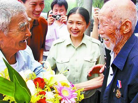 在洛阳网友的精心安排下—两位九旬远征老兵相见