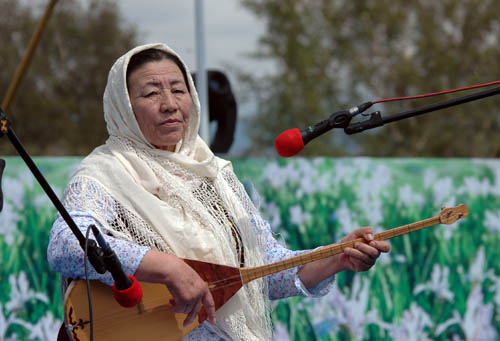 新疆塔城举行第18届阿肯弹唱文化旅游节图
