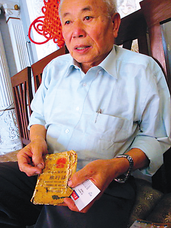 叶孟新仍保存着"旅行证,期盼借亚运圆"回国梦"