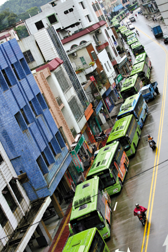 34辆公交车摆出长蛇阵停运