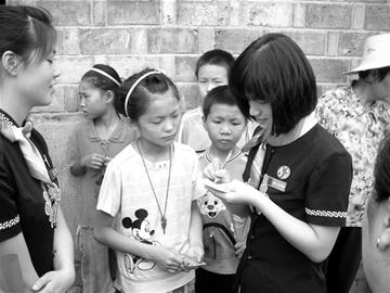 图文:武汉爱心人士看望监利农村伢