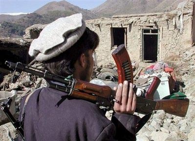 阿富汗战争致卡拉什尼科夫冲锋枪价格1年暴涨5倍(图)