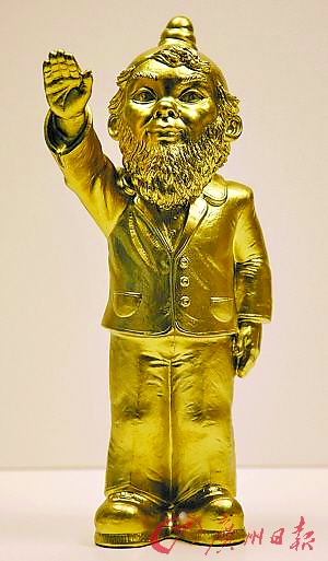 这件模拟行纳粹敬礼的"地精"雕像近期在德国引起争议.