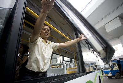 7月23日,工作人员在漕溪路公交枢纽站演示外推式应急逃生窗.