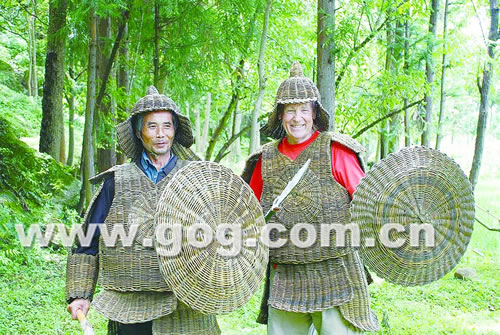 慕名赶到安顺歪寨村69岁老外与藤甲兵过招