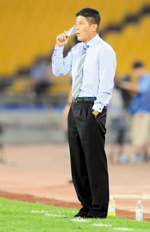 训练,他专门拉着领队魏克兴要求中方教练组必须对球队的训练有所建议