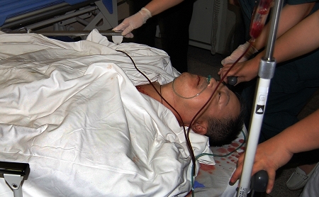 受伤民警在医院接受治疗早报记者 赵昀 王浩然