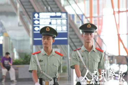 航站樓內巡邏,武警哨兵保持高度警惕 圖片來源:人民武警報 門方勇