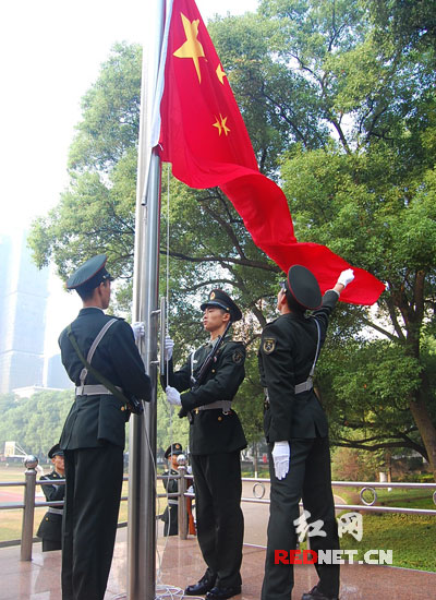 湖南省军区举行升旗仪式 旗手亲吻手中国旗(图)