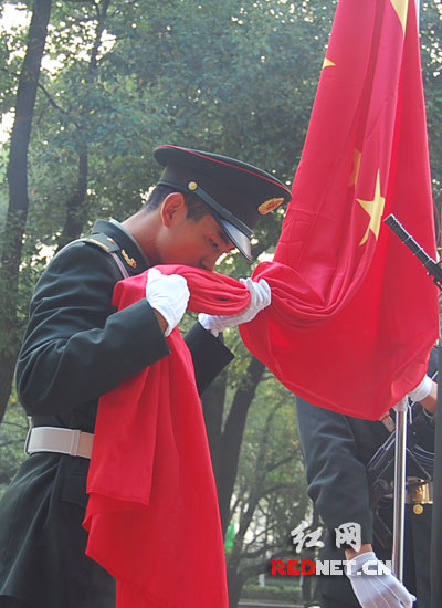 湖南省军区举行升旗仪式 旗手亲吻手中国旗(图)