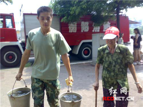 衡阳:旱情肆虐消防官兵送水100余吨解民忧