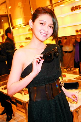 报道由吴宇森监制,苏照彬导演,投资1200万美元的武侠电影《剑雨江湖》