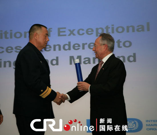 国际海事组织秘书长米特罗普罗斯向中国海军南海舰队副司令么志楼少将