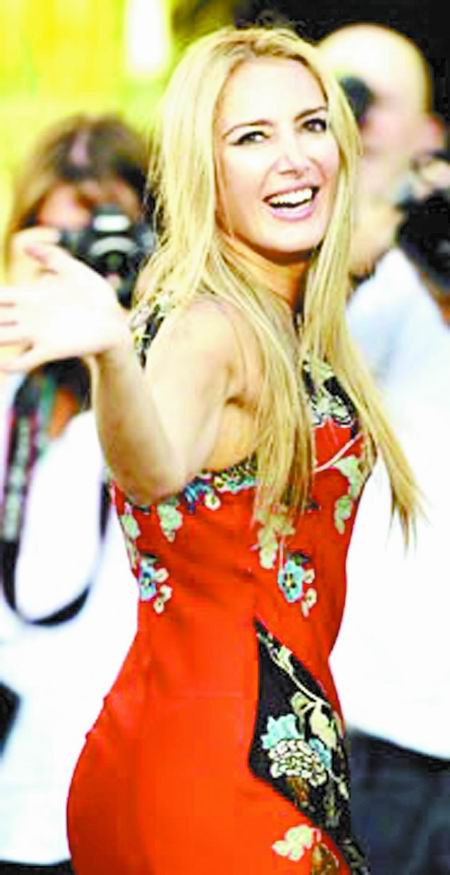 意总理绯闻女郎再爆料 新出版的回忆录称与老贝上床后遭恐吓