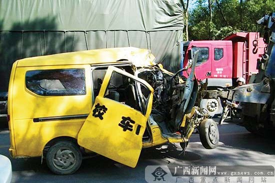 梧州幼儿园校车遇车祸6死2伤 目击者:孩子最可怜