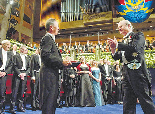 瑞典国王向华裔科学家高锟颁发诺贝尔奖