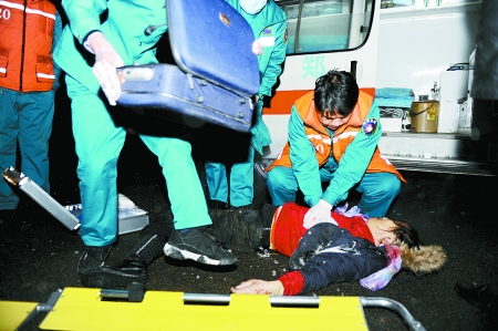 救护人员对魏素琴进行抢救12月14日下午2时,魏素琴从鹿邑来到郑州,给