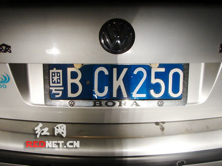 车牌贴纸"变脸"漏馅 女司机自作聪明被重罚