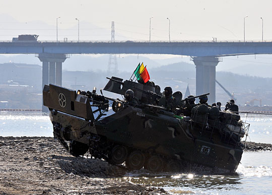 韩国陆军进行大规模渡河实战训练