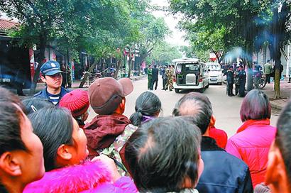 闖入的歹徒在殺害男主人後,又將懷孕的女主人劫持做人質,警方在勸告