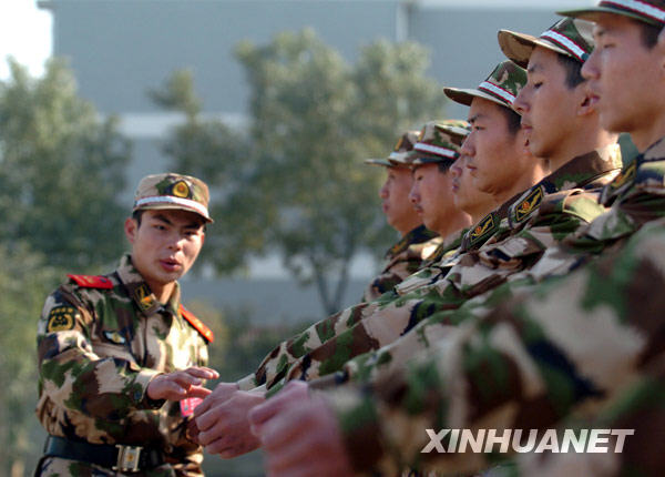 12月22日,在武警安徽省總隊直屬支隊,一名班長在教大學生新兵練舅姿