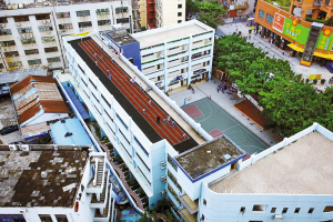 因此,东湾小学制定了《顶楼活动场使用规定》,规范场地使用,确保师生