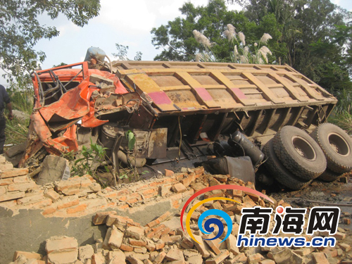 运矿车失控撞墙 海南昌江消防救出司机(组图)