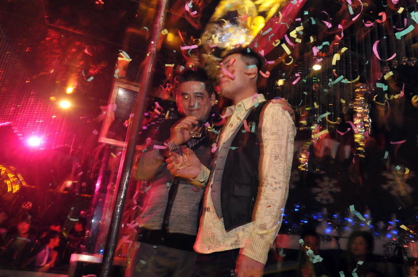 成都两"同志"公开结婚 遭遇兄弟反目父女断绝(组图)