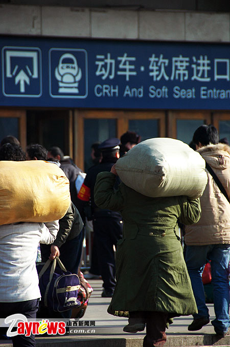 背起行囊回家 張鑫/攝