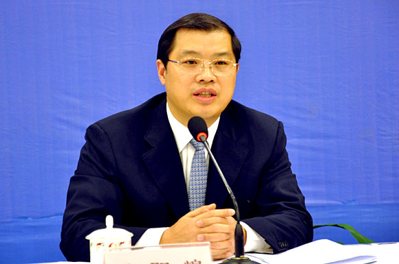 (湖南省财政厅总经济师欧阳煌出席发布会)