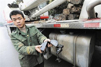 圖文睡在車裡也不防盜偷油賊抽乾柴油