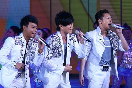 《捐助》领跑语言类节目 小虎队望获歌舞类头奖