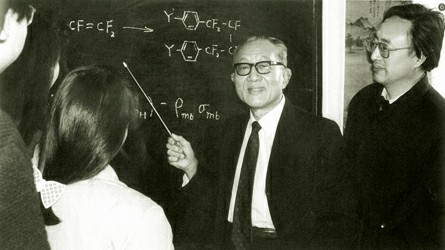 向来访者介绍工作(摄于1991年)在慕尼黑大学访问时与著名化学家