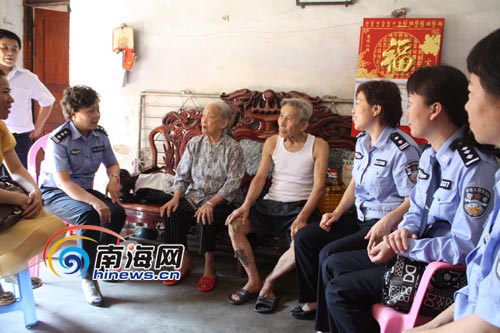 女民警为孤寡老人送去温暖(特约记者 吴鹏程摄)