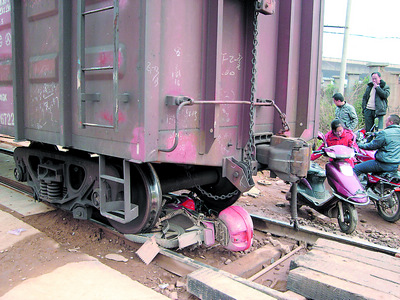 火车来了越慌越推不动摩托