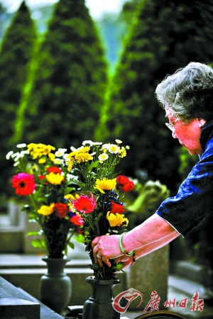 昨天是清明长假第一天,不少市民到银河公墓扫墓,凭悼先人.