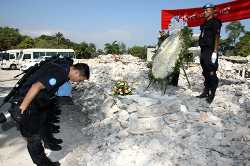 中国维和警察防暴队在海地震后废墟祭奠英烈(图)