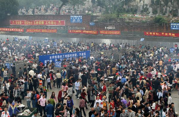 广州火葬场迎来拜祭高峰(组图)
