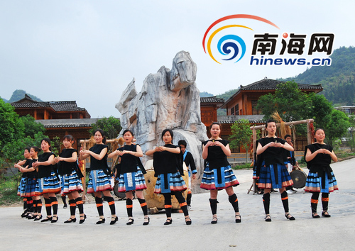 荔波瑶山乡的瑶族同胞载歌载舞欢迎客人(南海网记者邓宇 摄)