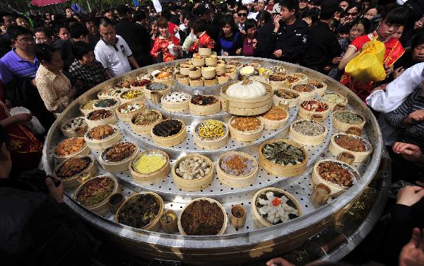 当日,湖北省天门市在陆羽广场用蒸笼现场蒸菜,将当地特色美食蒸菜的八