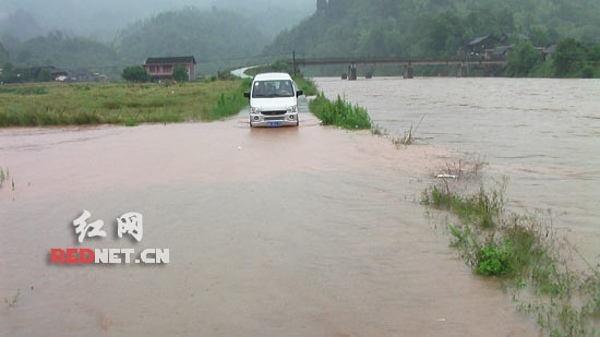 (沅陵县的部分道路被洪水淹没)