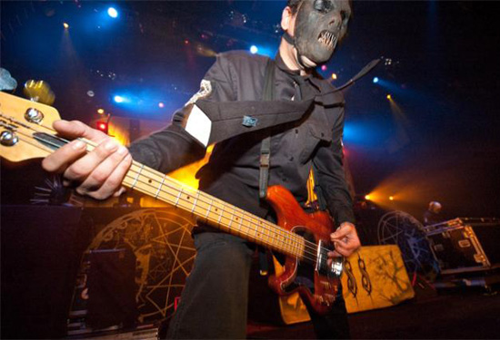 美国著名重金属乐队"活结"(slipknot)38岁的贝斯手保罗·格雷(paul