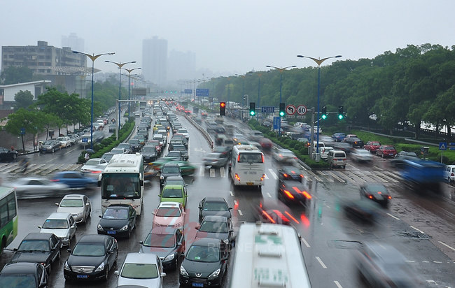 长沙:雨中交通繁忙_新闻中心_新浪网