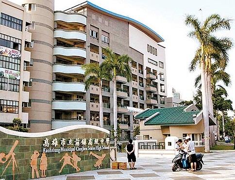 台湾高中生集体拍摄裸露照做毕业画册惹争议(图)