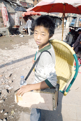 奔波街头的辍学儿童. cfp