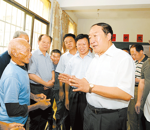 6月23日,省委书记苏荣深入抚州受灾群众安置点,看望慰问受灾群众