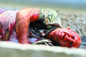 一名黎巴嫩士兵受伤倒地