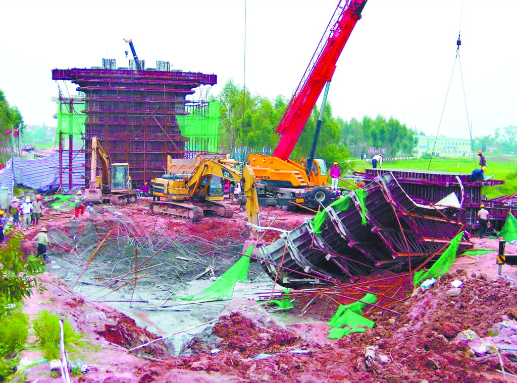 广东茂名桥墩倒塌1死3伤有人被埋在混凝土中