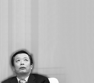 滥用职权一案作出一审判决,认定皮黔生犯受贿罪,判处死刑,缓期2年执行