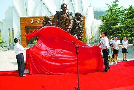 焦裕禄群雕落成 刻画根治"三害"感人场景(图)